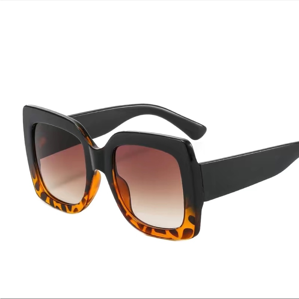 🎉SOLD🎉.       New Designer inspired oversized sunglasses